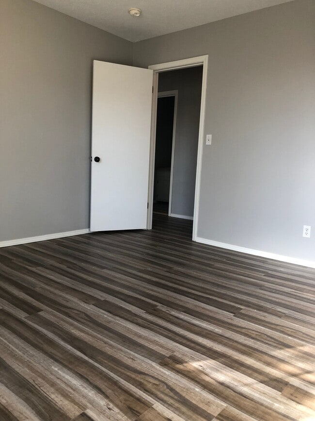 Building Photo - Beautiful  4 bedroom Remodeled Home in Ravenwood  Springfield MO