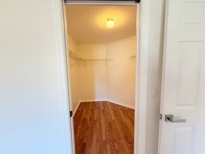 Building Photo - 40 Brunett Ln