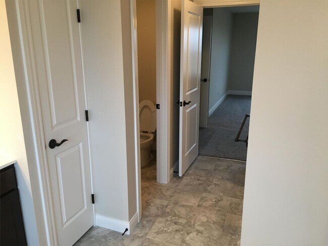 Building Photo - 1206 S Roberto Rd