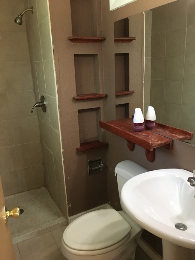 Building Photo - 5 Bedroom Home Near Mitchell High School