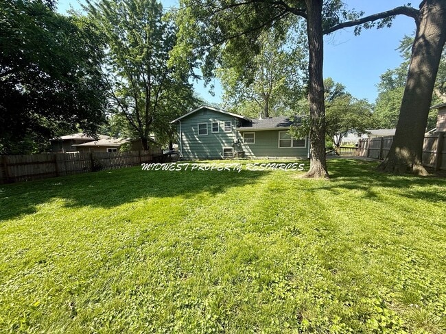 Building Photo - Adorable side by side split with brand new...