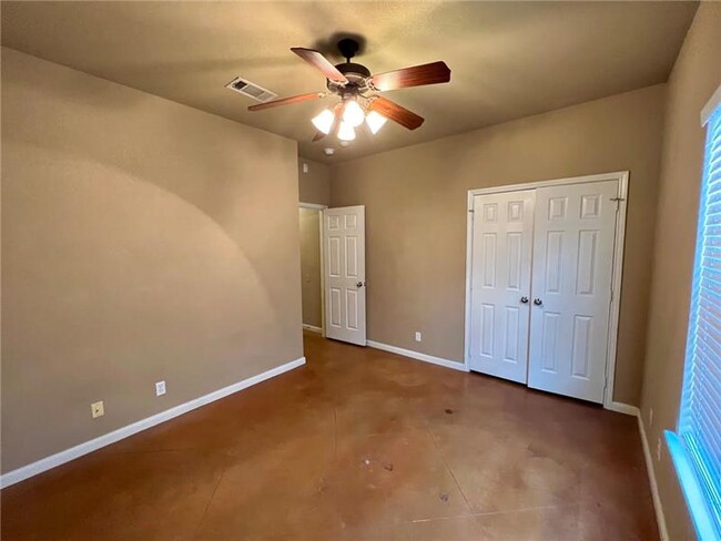 Building Photo - 208 Garden Dr