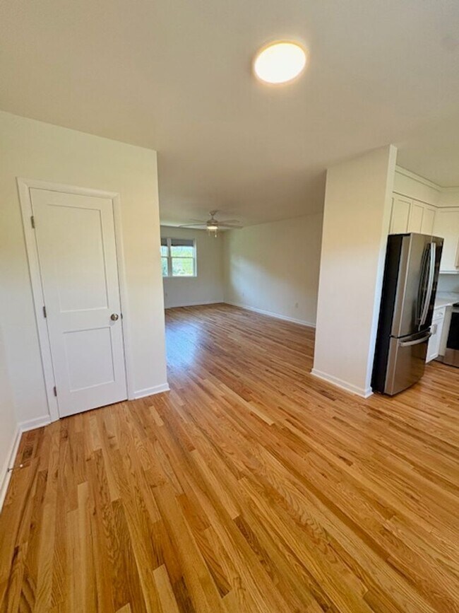 Building Photo - Newly Renovated Three Bedrooms Condo in South Windermere