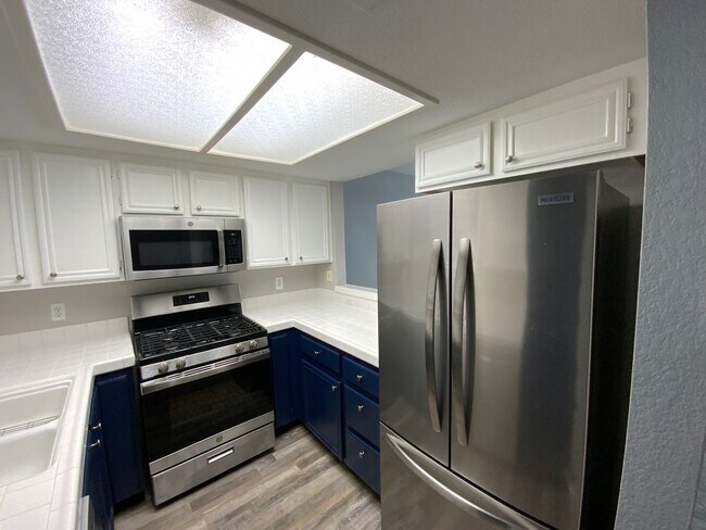 Building Photo - 2 Bed, 2 Bath, Condo with Pools, Fitness Center & Balcony located in Las Vegas, Nevada.
