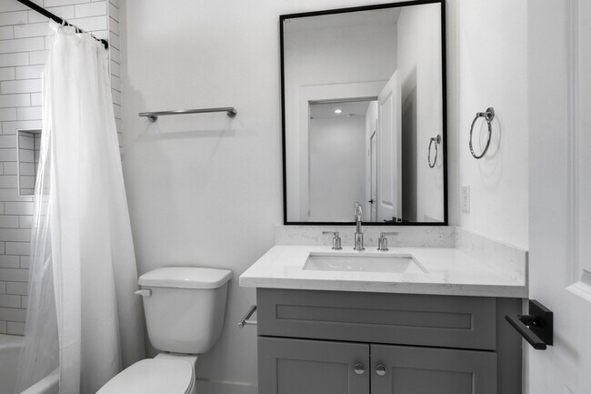 Building Photo - 2806 Versailles Oak Ln