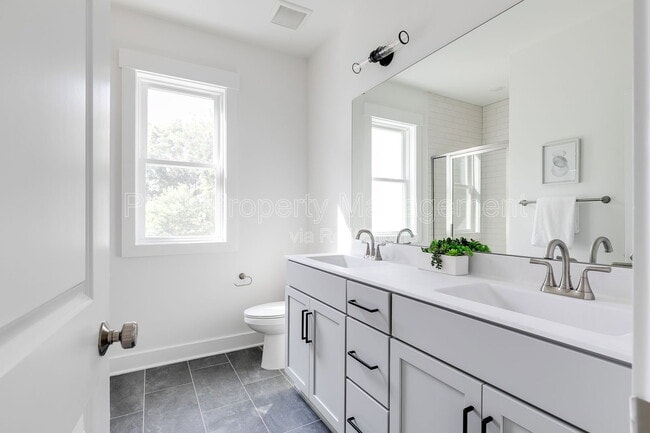 Building Photo - 211 E 15th St