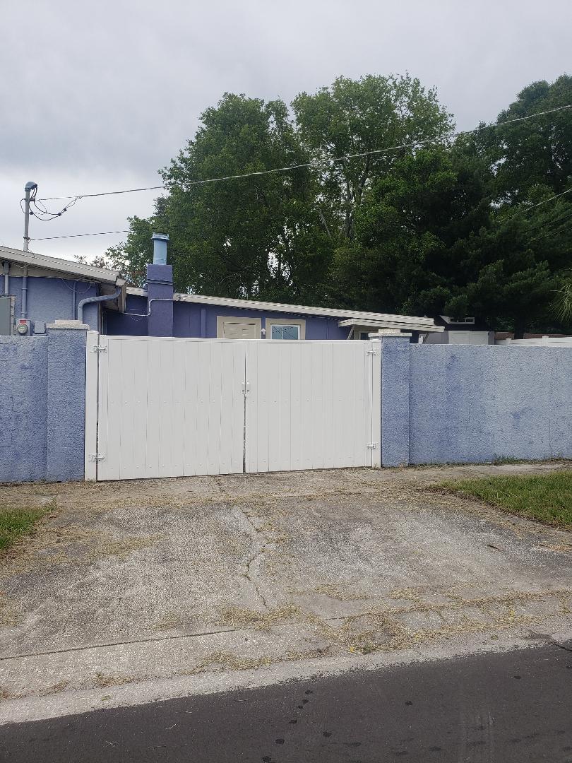 Gate closed privacy - 6001 Cresthill Dr