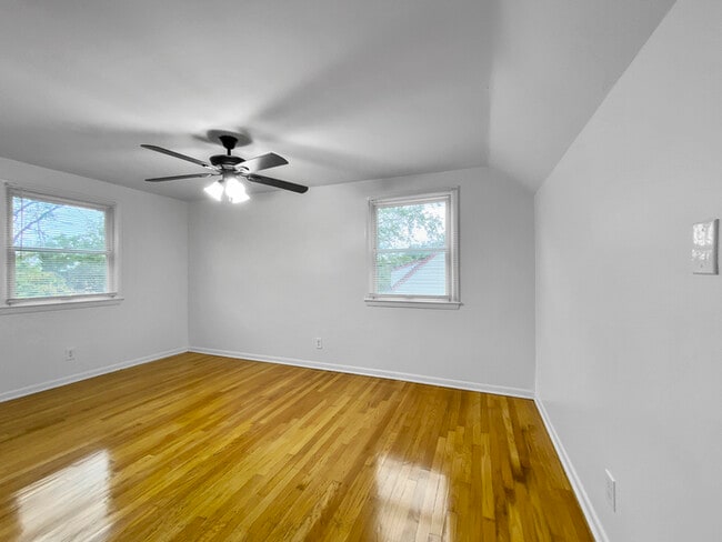 Building Photo - Charming and Spacious 4-Bedroom, 2-Bathroo...