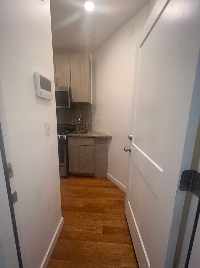 Building Photo - CHELSEA/BOSTON NO BROKER OR RENTAL FEES !!...