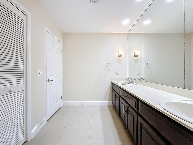 Building Photo - 6846 Lake View Dr