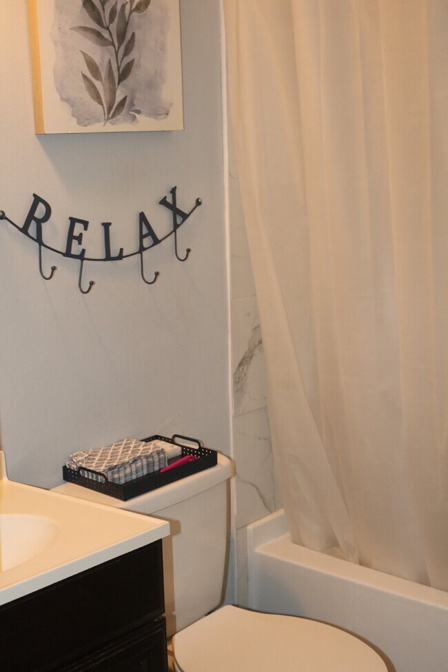 Building Photo - "Charming Furnished 2-Bedroom Home in Colu...