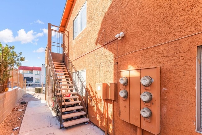 Building Photo - Upgraded 3 Bedroom Unit Near Air Force Base!