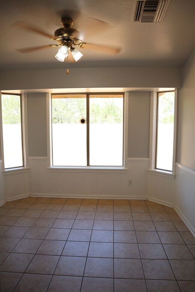 Building Photo - Livable, Lovable, & Available!