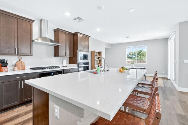 Building Photo - 1024 Saker Falcon Dr