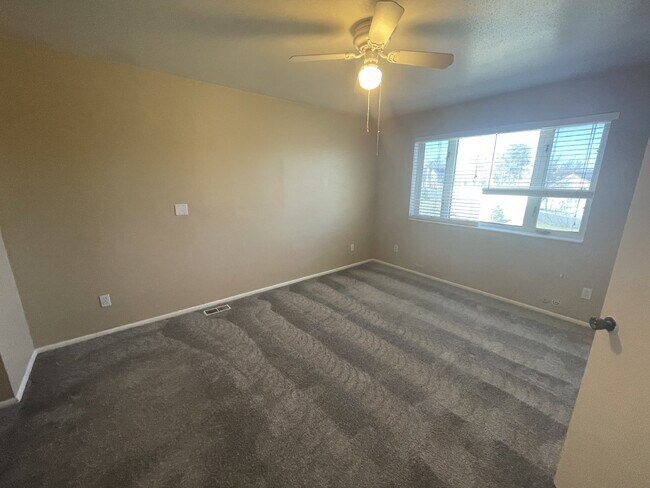 Building Photo - Spacious 6-Bed Oasis with Finished Basement & Cozy Fireplace.