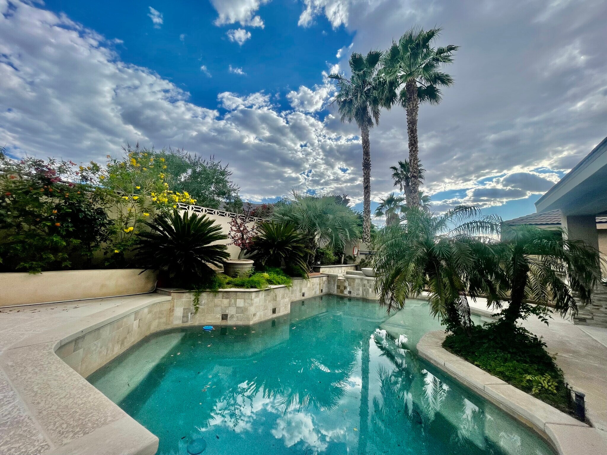 Building Photo - 331 W Sherwood Dr