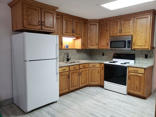 Building Photo - 15475 Oak Rd