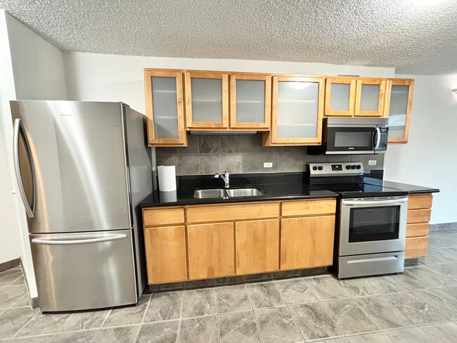 Building Photo - AVAILABLE NOW!  2 BEDROOMS/1 BATH/1 PARKIN...