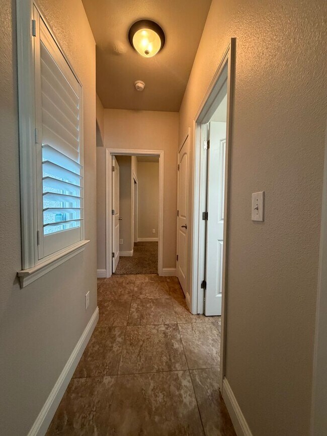 Building Photo - 2710 Orange Tree Dr
