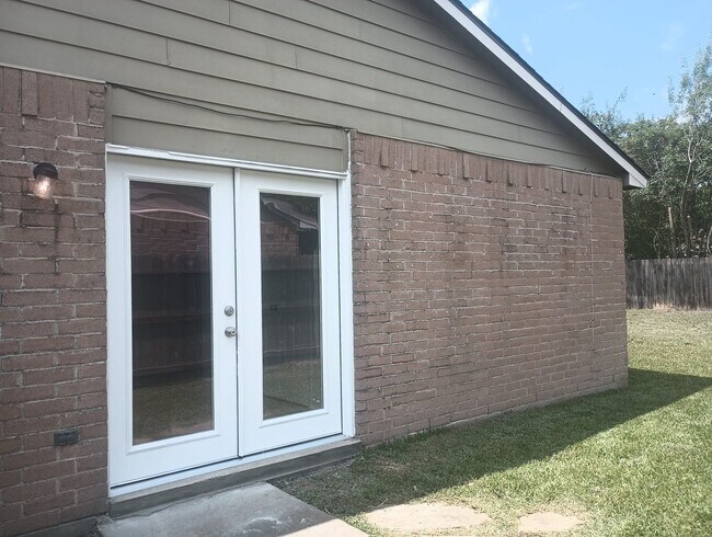 Building Photo - 3 bed / 1 bath home in Hockley - Move in R...