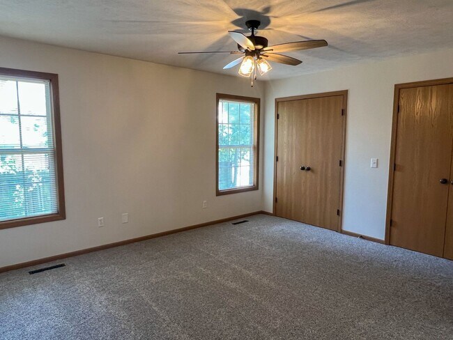 Building Photo - 3 Bedroom 2 Bathroom 2 CAR GARAGE