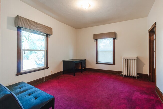 Building Photo - 315 NE Ash St