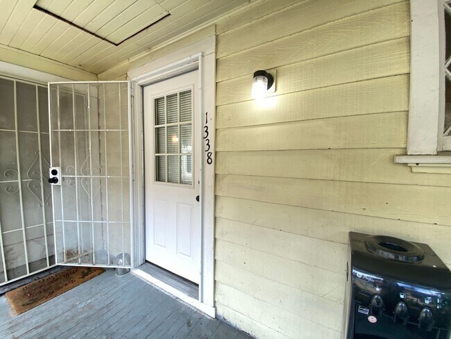 Building Photo - Spacious Studio Apartment