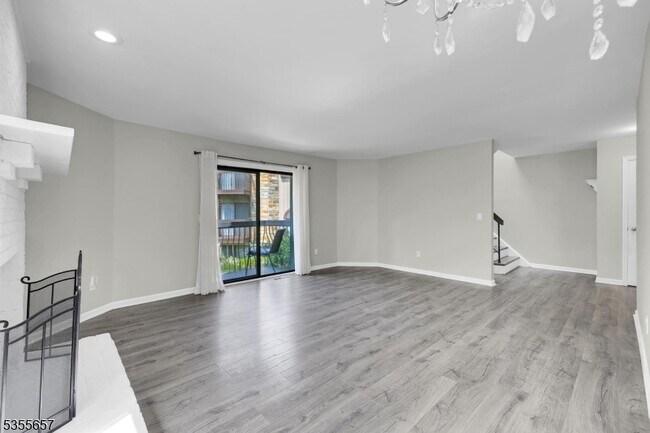 Building Photo - 8 Delbarton Ct