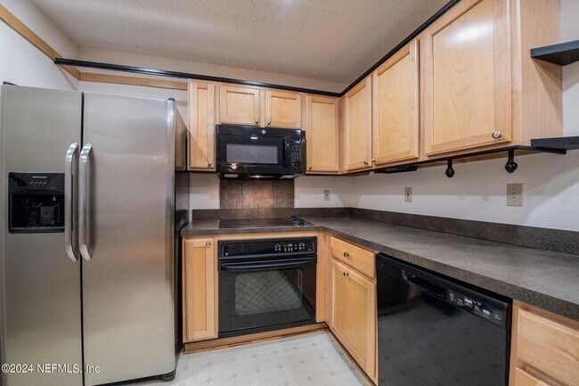 Building Photo - 13715 Richmond Park Dr N