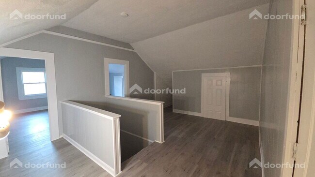 Building Photo - 418 River St