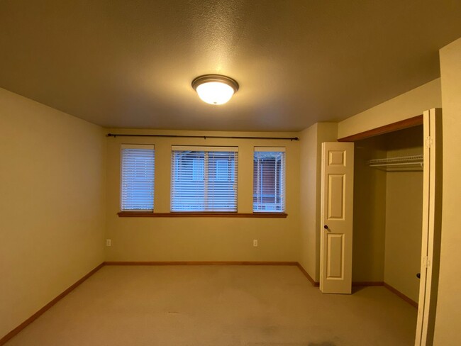 Building Photo - Appealing 3 bed / 1.5 bath townhouse in Greenwood/N Seattle