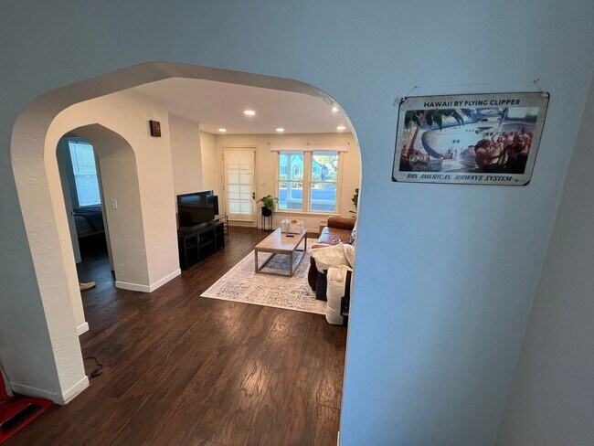 Building Photo - 310 SE 6th St