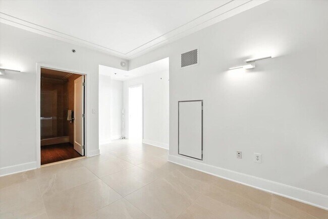 Building Photo - 1125 Maxwell Ln