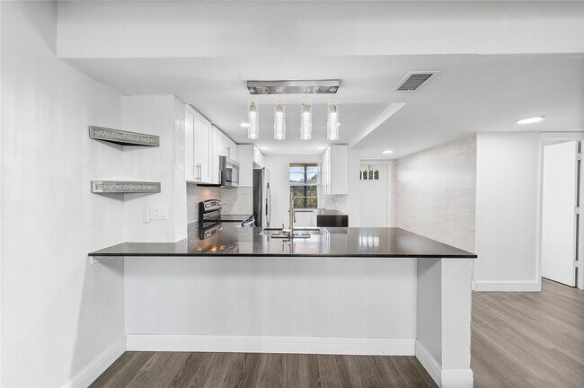 Building Photo - 10120 Boca Entrada Blvd