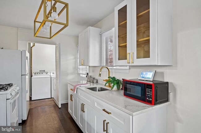 Building Photo - 903 Montrose Ave