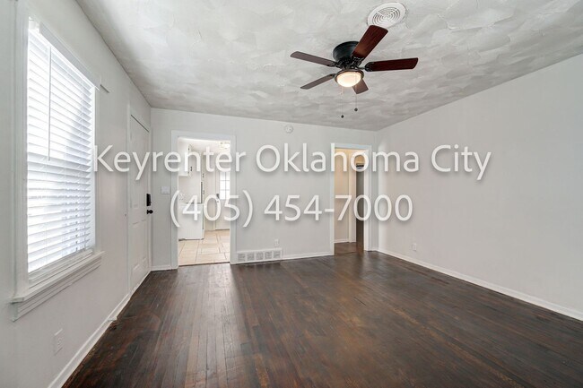 Building Photo - 4913 N Willow Ave