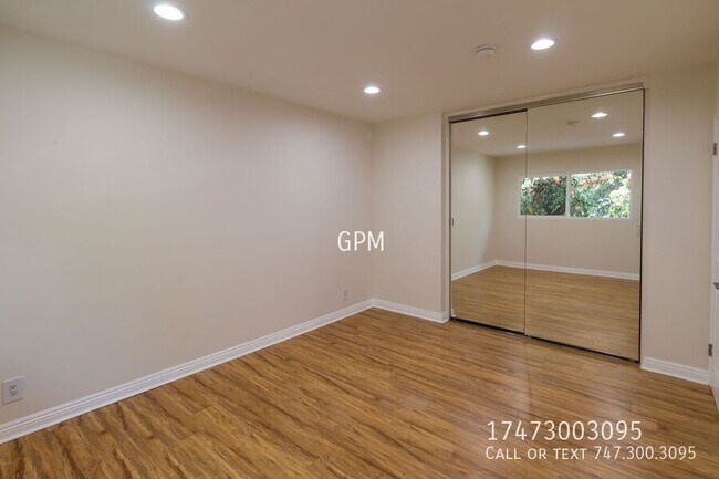 Building Photo - 12828 Oxnard St