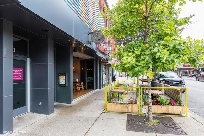 Building Photo - 1443 E 53rd St