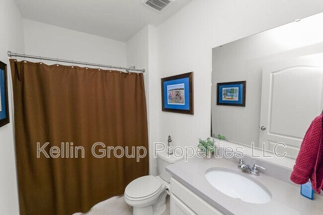 Building Photo - 833 Ambleside Dr