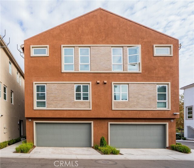 Building Photo - 2700 E Chaucer St