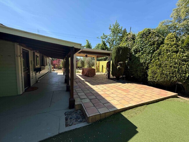 Building Photo - Charming Land Park 2 Bedroom