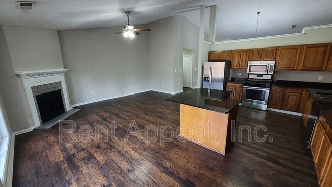 Building Photo - 587 N Shore Rd