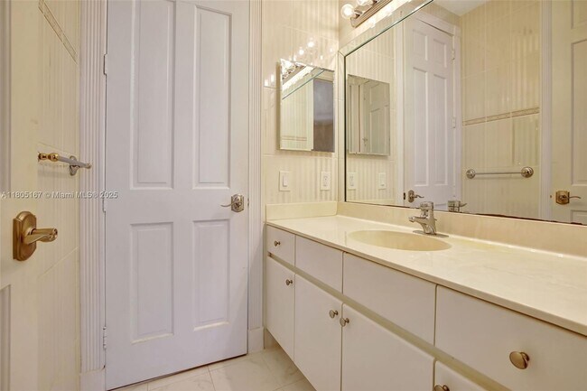 Building Photo - 2651 Oakmont Dr