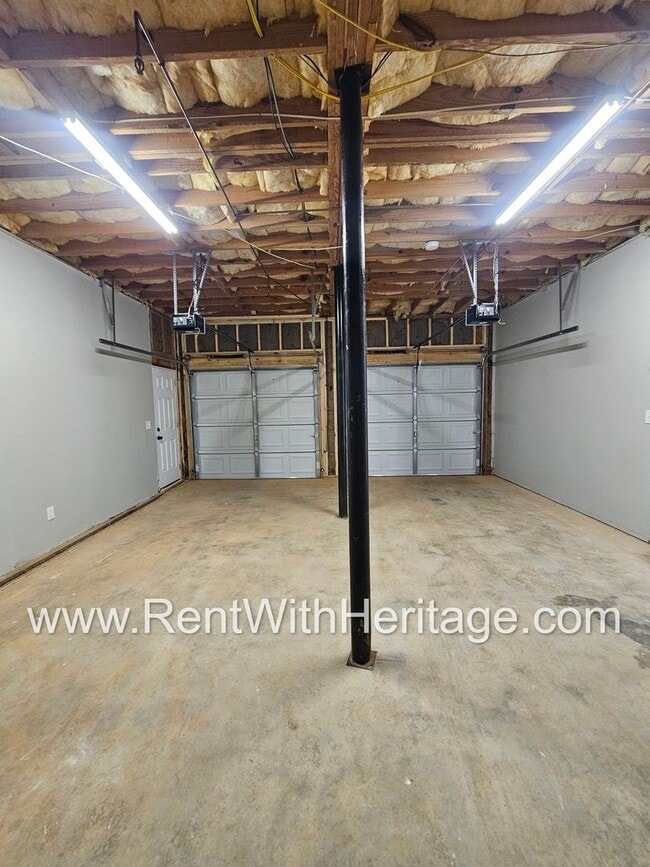 Building Photo - Gorgeous 5 bedroom/ 3 bath/ Upgrades Galor...