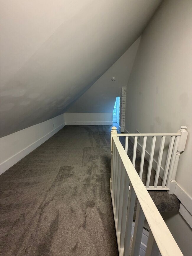 Building Photo - Spacious 3 Bed | 1.5 Bath – Prime Clintonv...