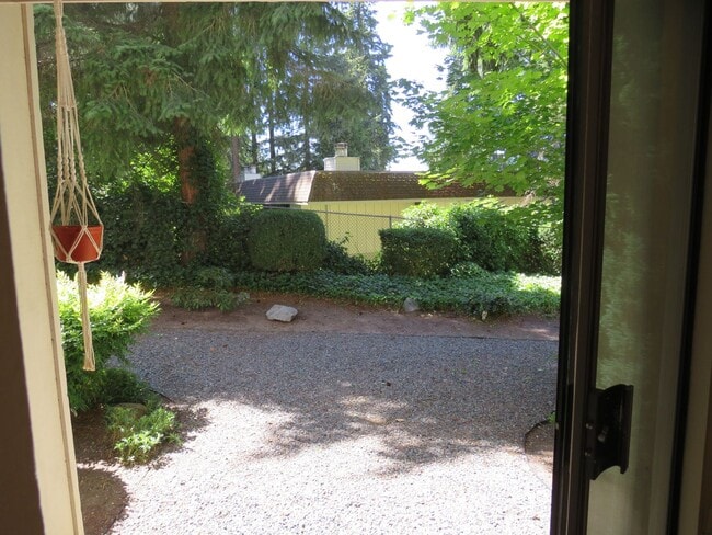 Building Photo - Totem Lake Cute 1bed/1bath ground floor Condo! $1695.00