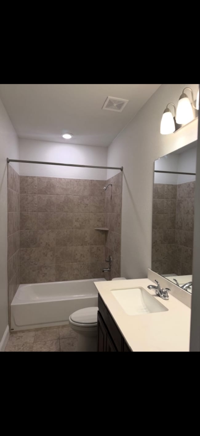 Building Photo - 1436 Lakeview Dr