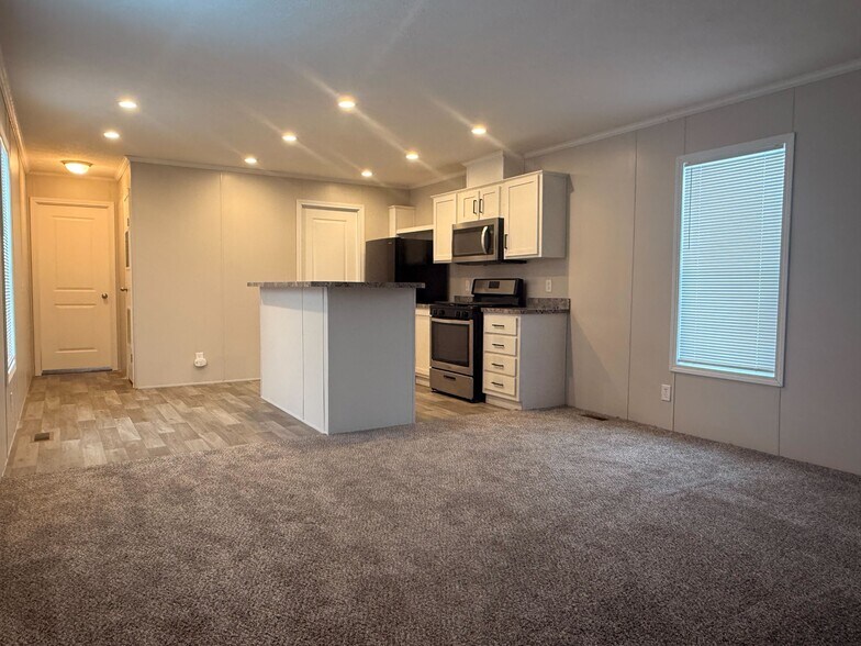 Building Photo - 38039 St Tropez Dr