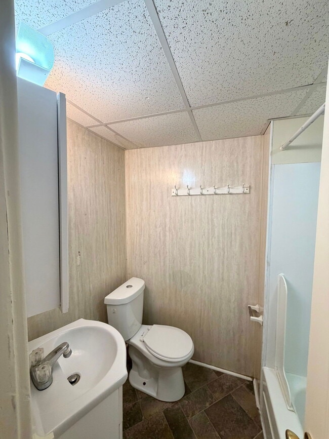 Building Photo - 631 E Madison St