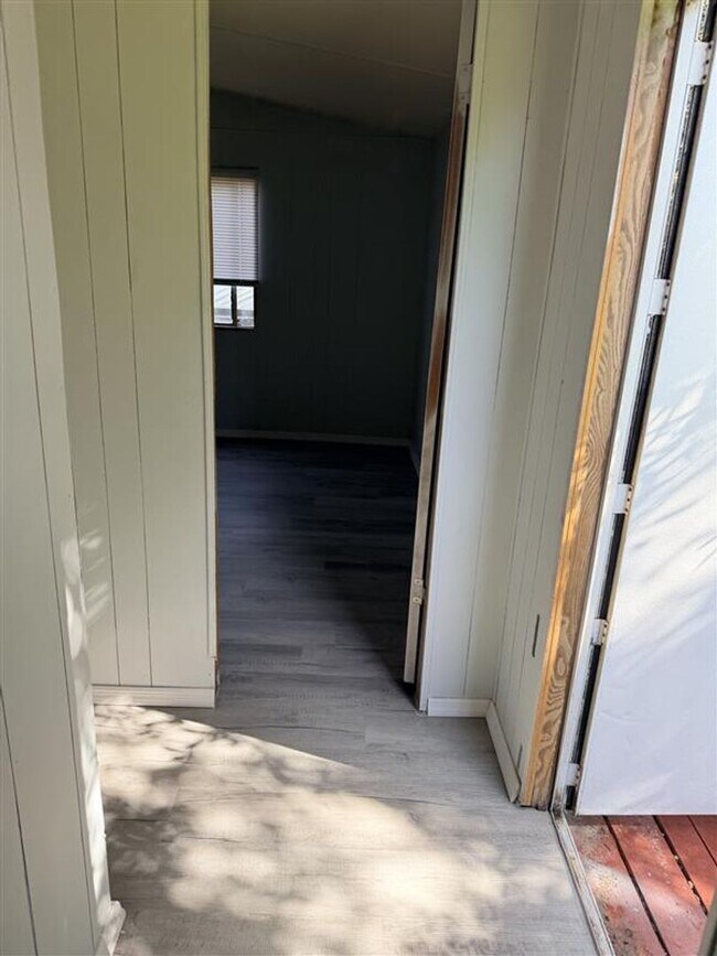 Building Photo - *RENT TO OWN* - PLANT CITY 2/1